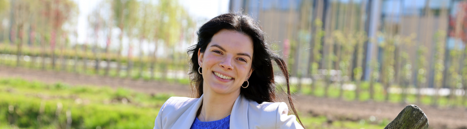 Simone lachend voor het Laanboomhuis in Opheusden.