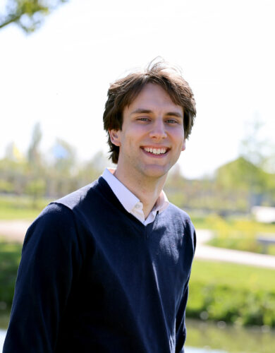 Jarno buiten in groene omgeving.