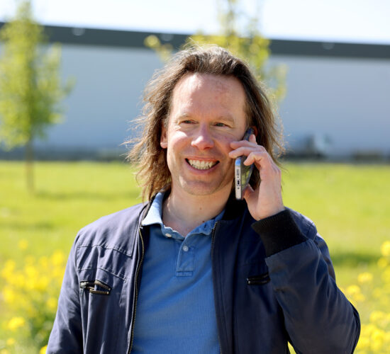 Steven buiten met telefoon.